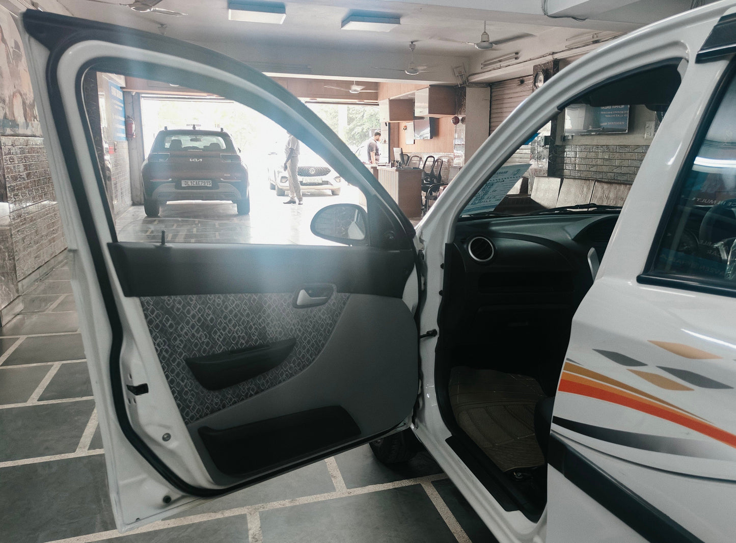 30,000 KMS MARUTI ALTO LXI PETROL (2017)
