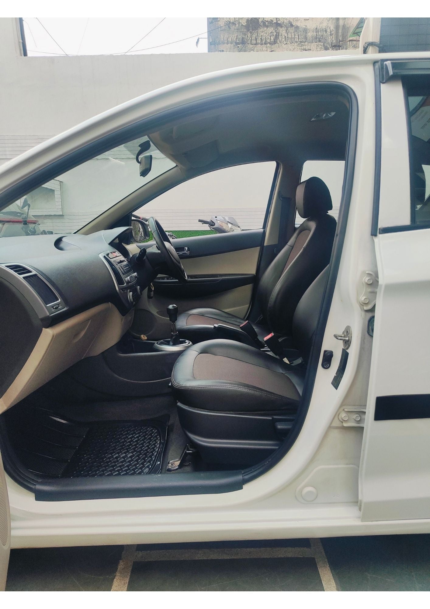 39,000 KMS HYUNDAI I20 MAGNA PETROL (2012)
