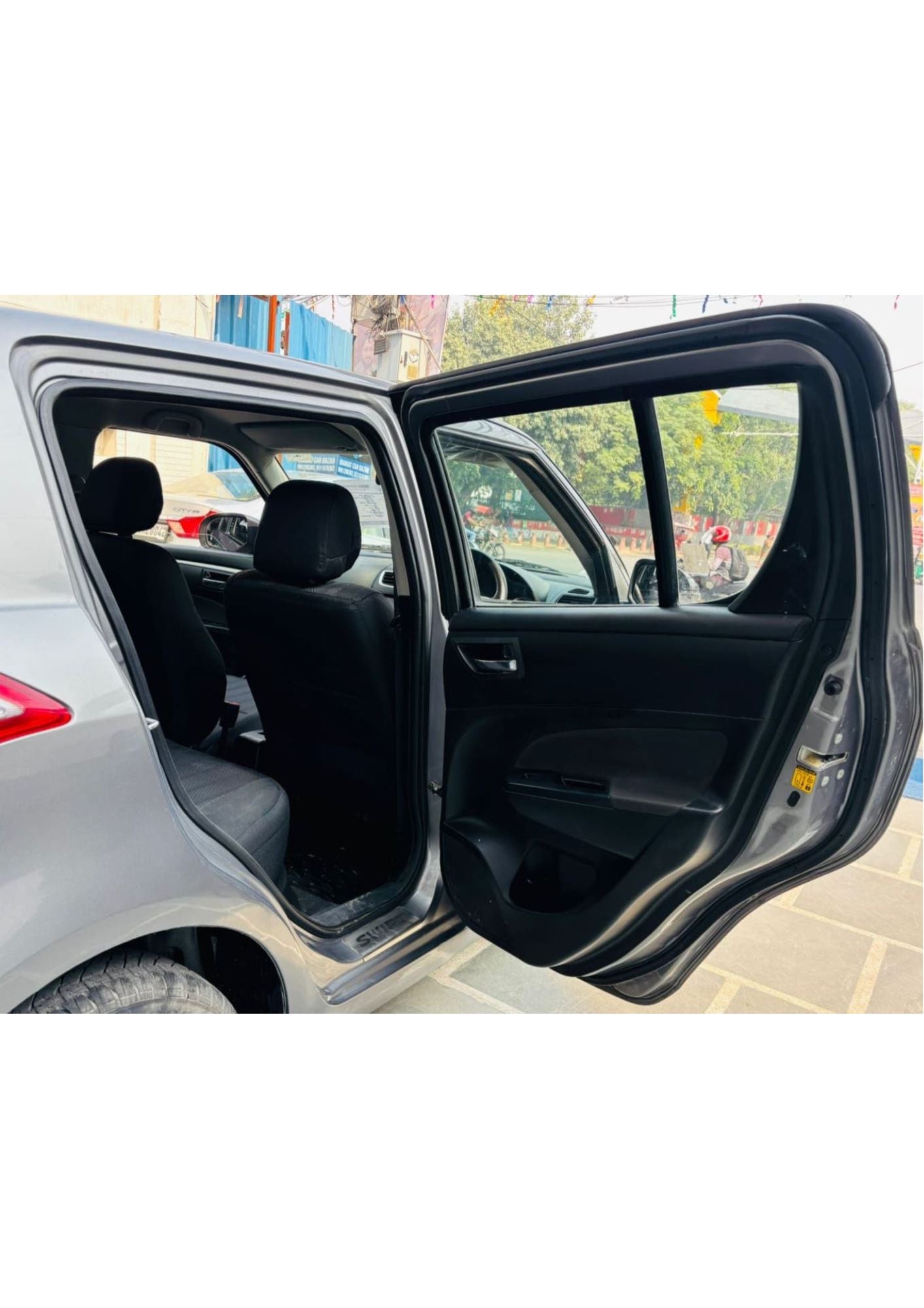 11,000 KMS MARUTI SWIFT VXI  PETROL (2014)