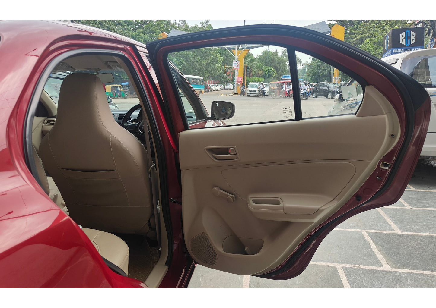 43,000 KMS MARUTI DZIRE LXI PETROL (2017)