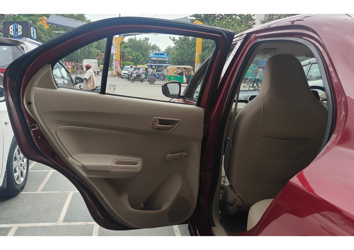 43,000 KMS MARUTI DZIRE LXI PETROL (2017)