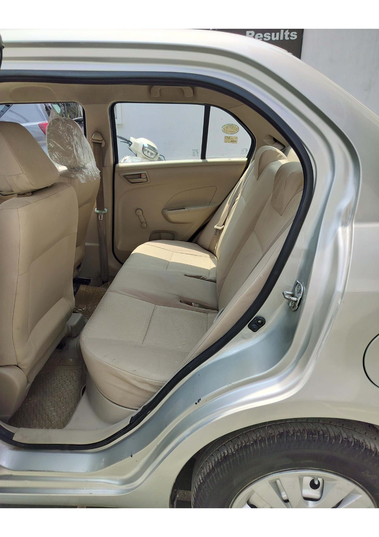 33,000 KMS DZIRE LXI PETROL (2013)