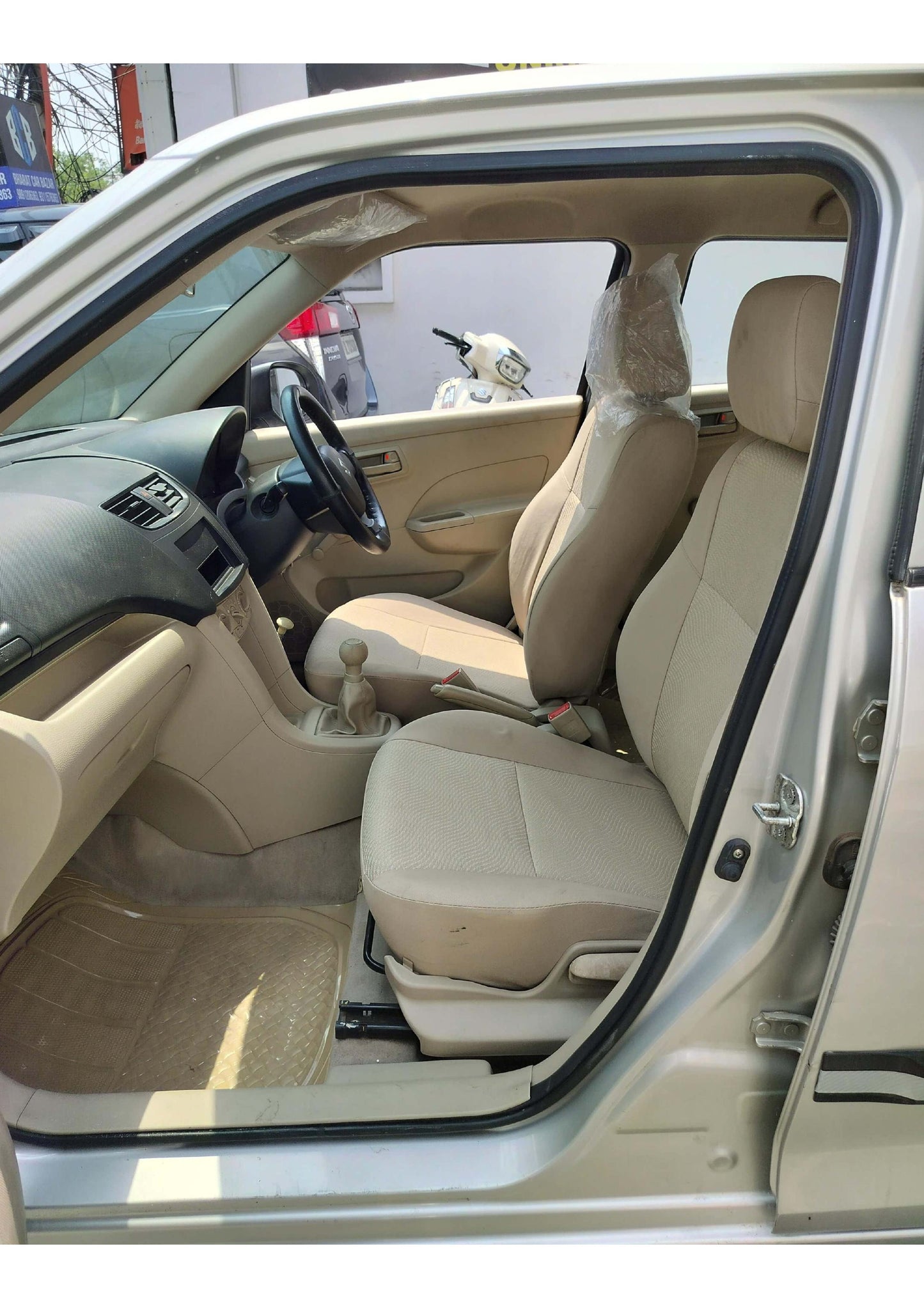 33,000 KMS DZIRE LXI PETROL (2013)