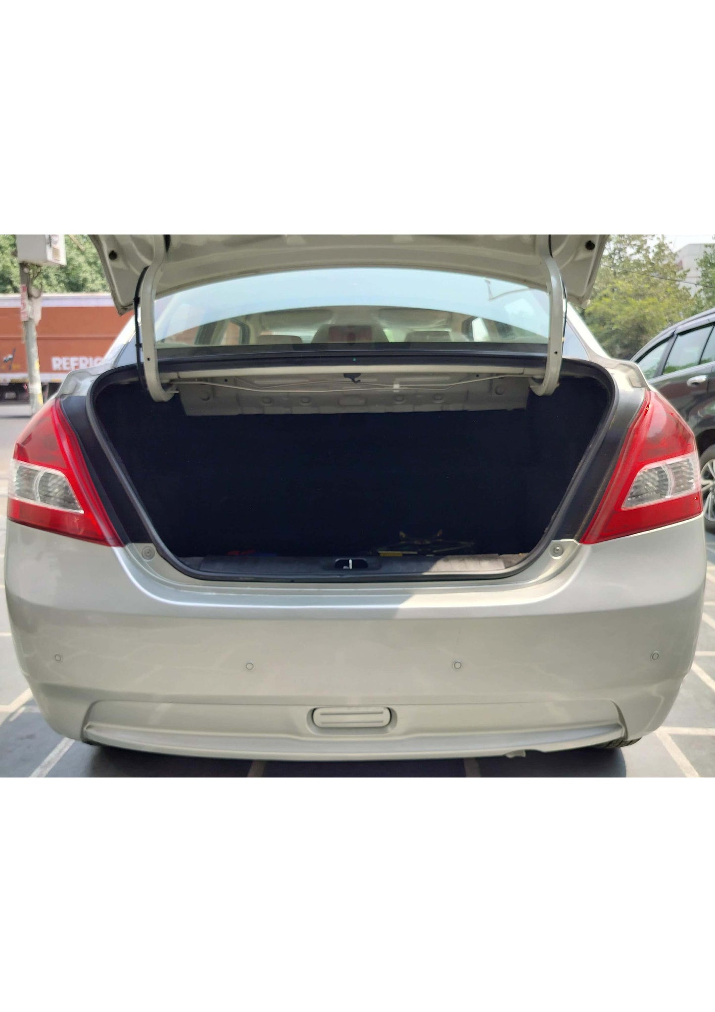33,000 KMS DZIRE LXI PETROL (2013)