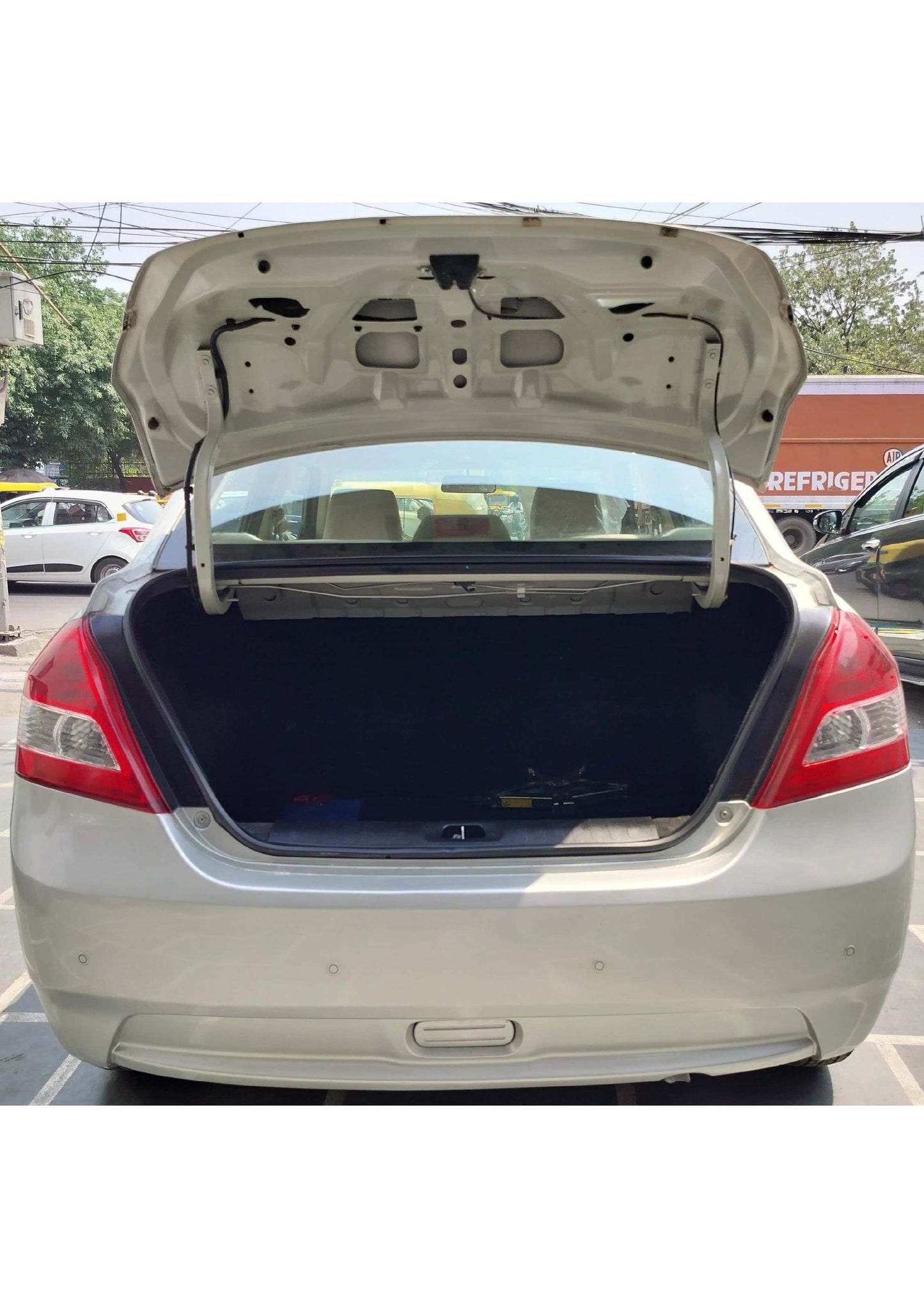 33,000 KMS DZIRE LXI PETROL (2013)