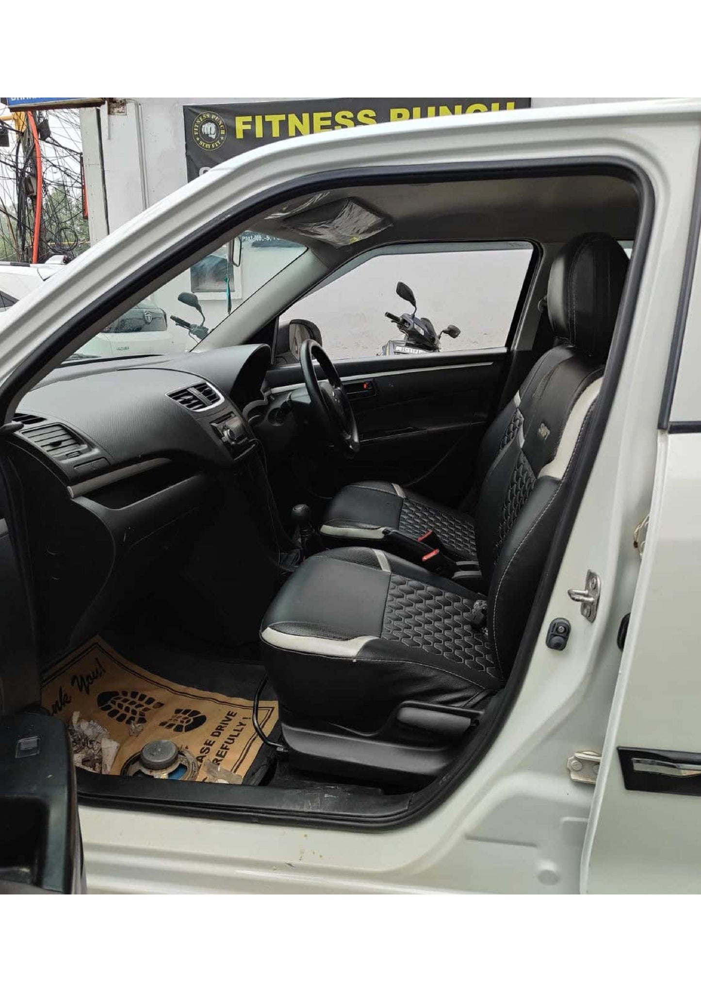 25,000 KMS MARUTI SWIFT LXI (O) PETROL (2017)