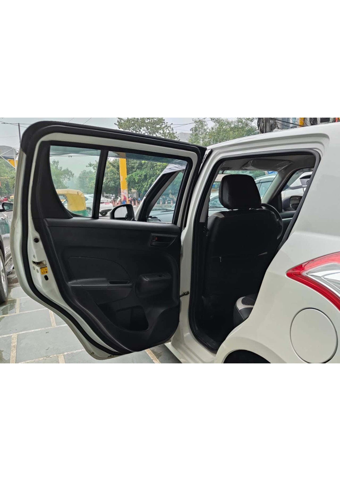 25,000 KMS MARUTI SWIFT LXI (O) PETROL (2017)