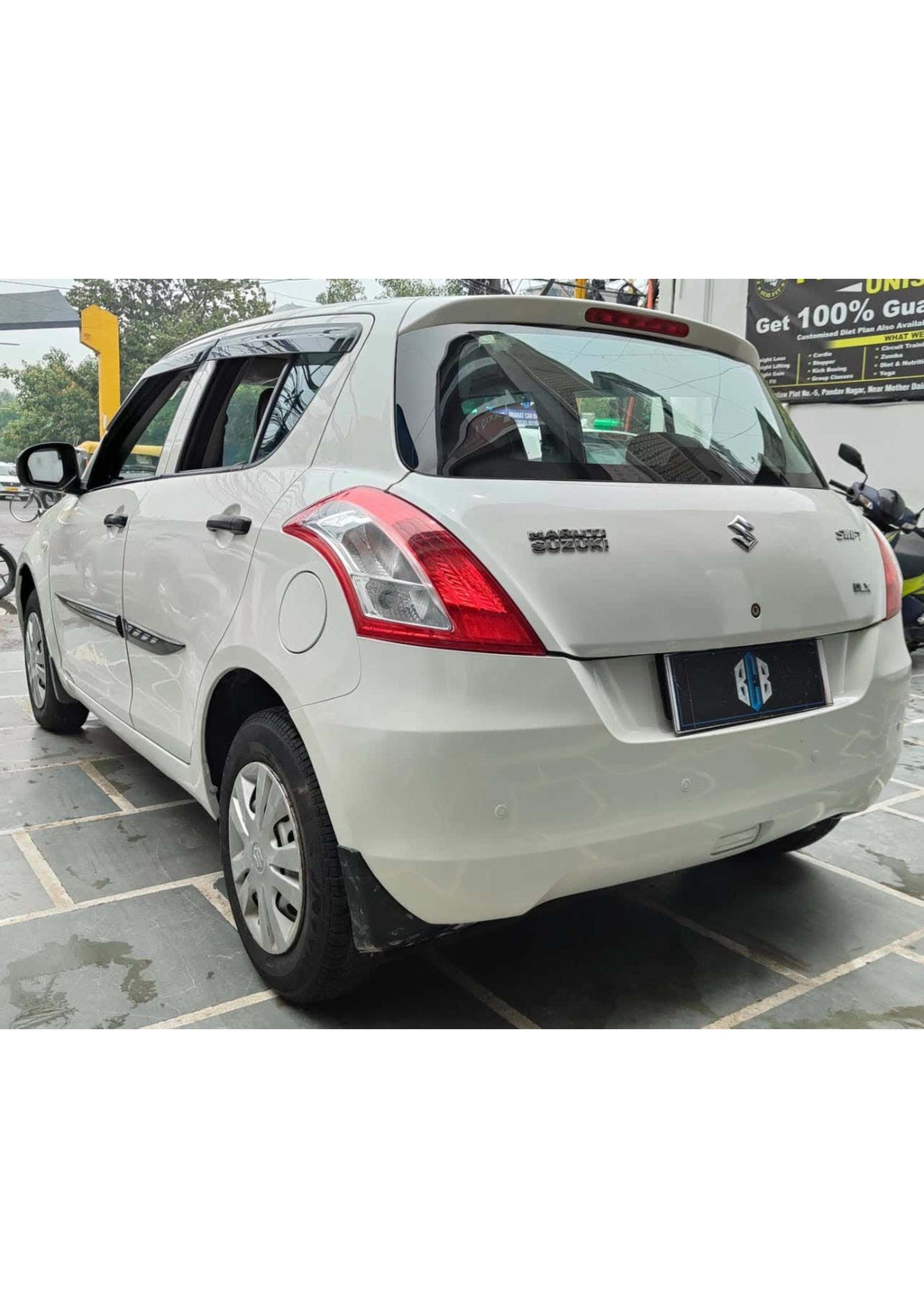 25,000 KMS MARUTI SWIFT LXI (O) PETROL (2017)