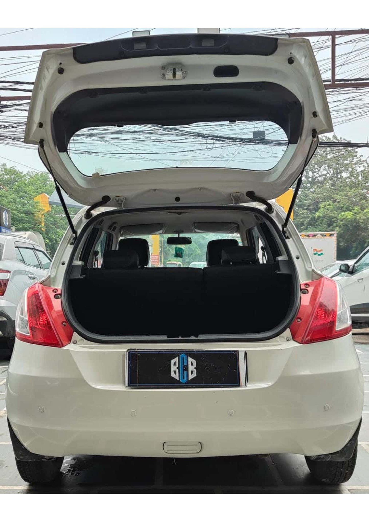 25,000 KMS MARUTI SWIFT LXI (O) PETROL (2017)