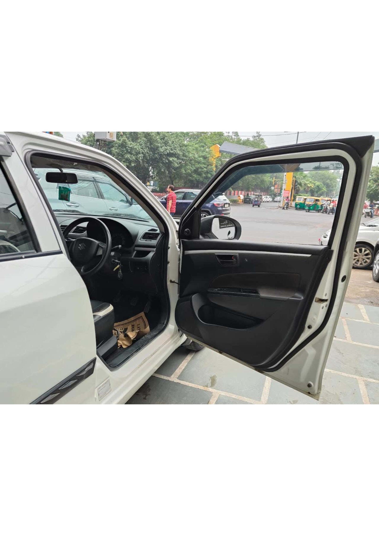 25,000 KMS MARUTI SWIFT LXI (O) PETROL (2017)