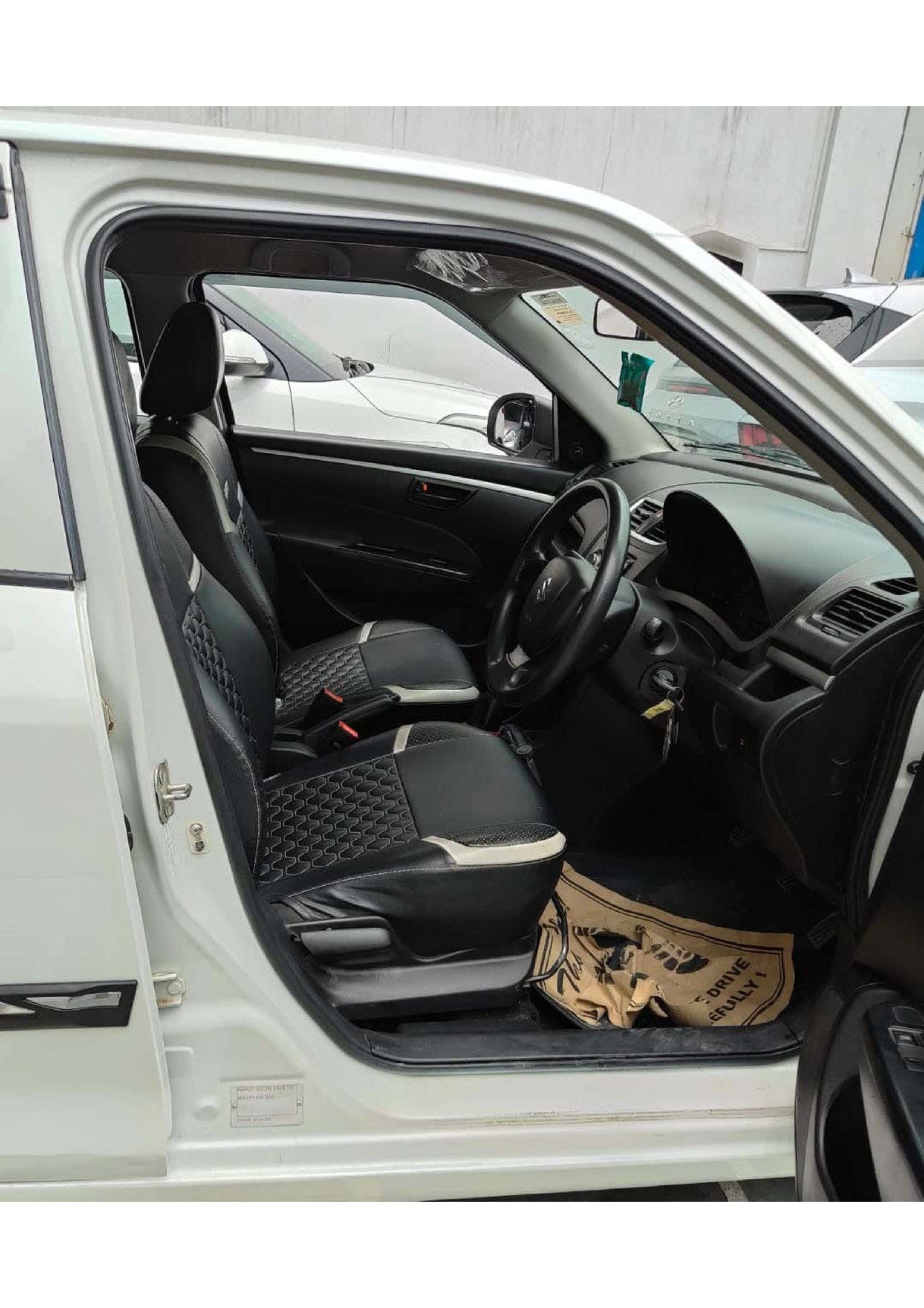 25,000 KMS MARUTI SWIFT LXI (O) PETROL (2017)