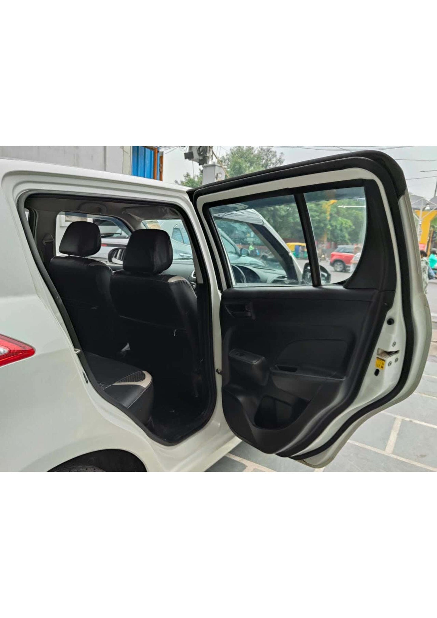 25,000 KMS MARUTI SWIFT LXI (O) PETROL (2017)