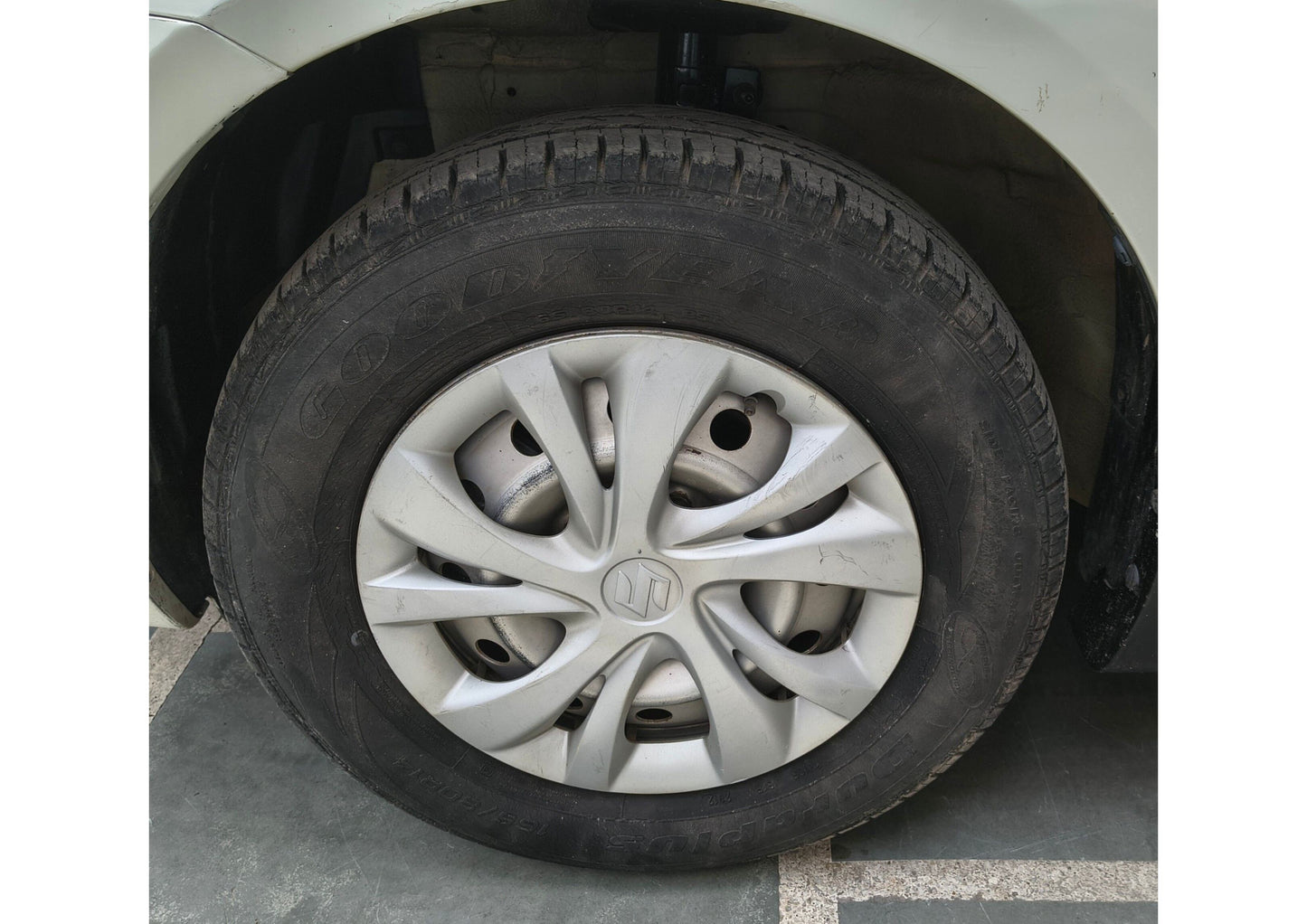 15,000 KMS MARUTI SWIFT DZIRE LXI PETROL (2012)