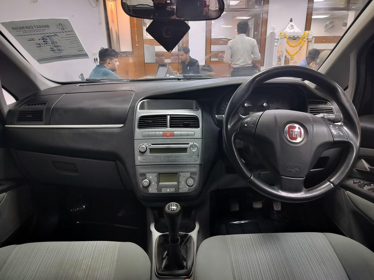 30,000 KMS FIAT PUNTO EMOTION PETROL (2014)