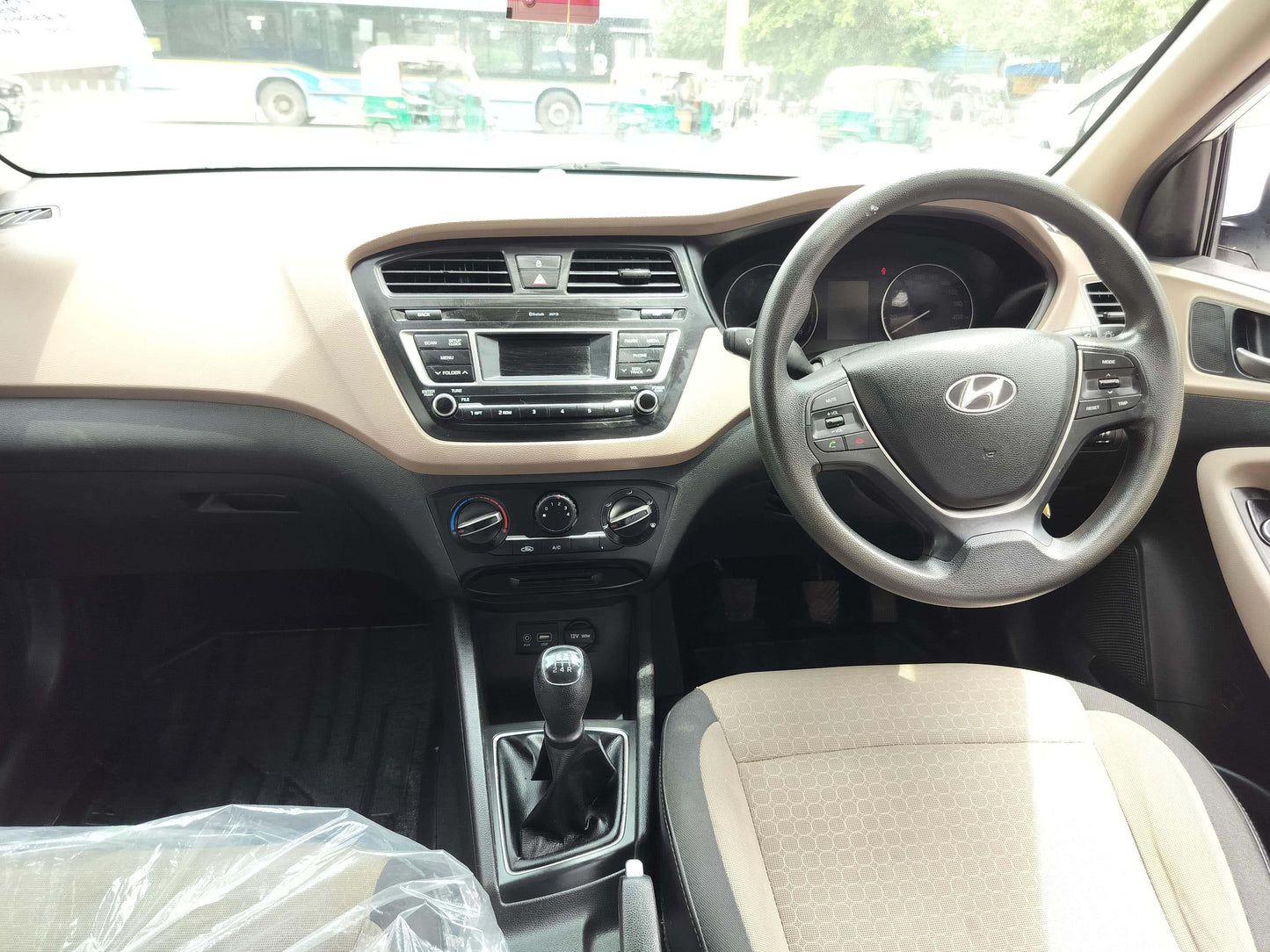 28,000 KMS HYUNDAI I20 MAGNA PETROL (2015)