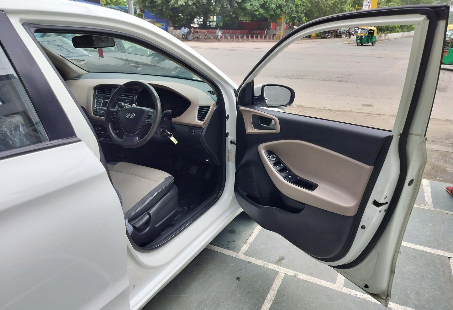 28,000 KMS HYUNDAI I20 MAGNA PETROL (2015)