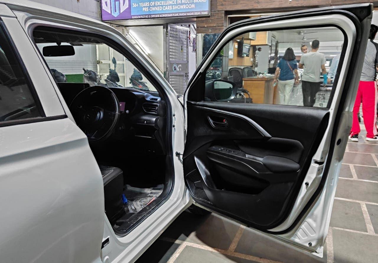 12,000 KMS MARUTI SWIFT LXI PETROL (2024)