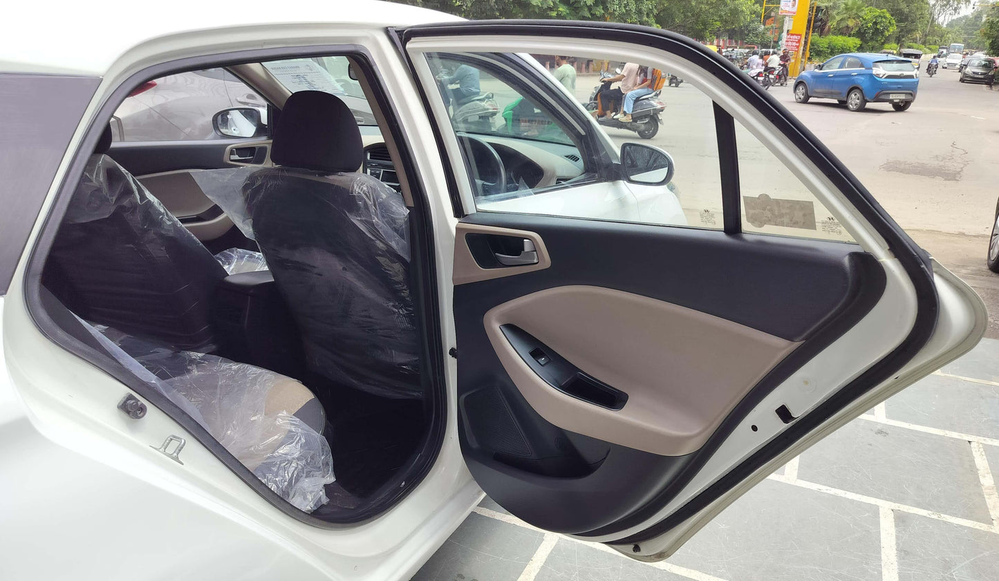 28,000 KMS HYUNDAI I20 MAGNA PETROL (2015)