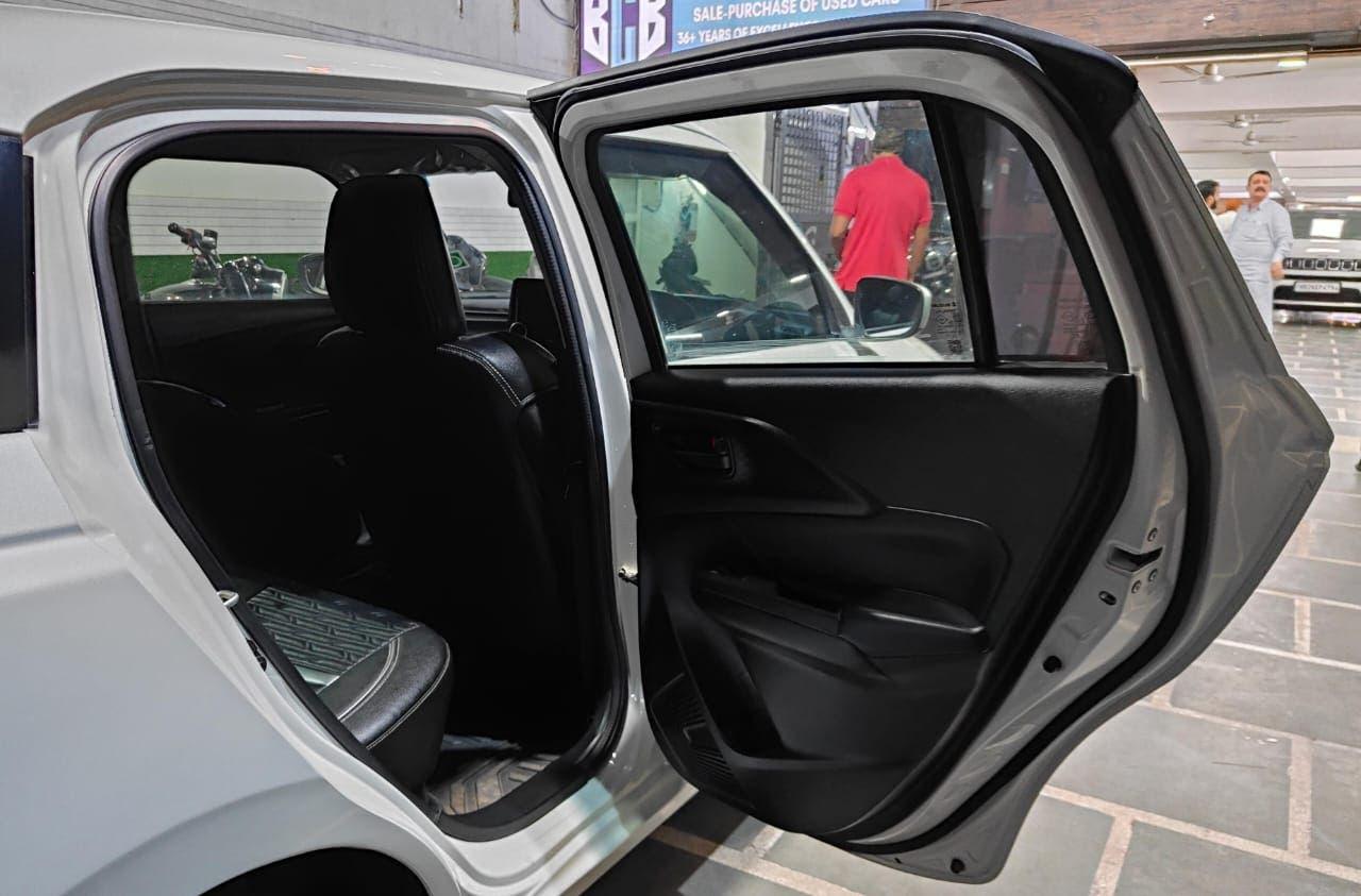 12,000 KMS MARUTI SWIFT LXI PETROL (2024)