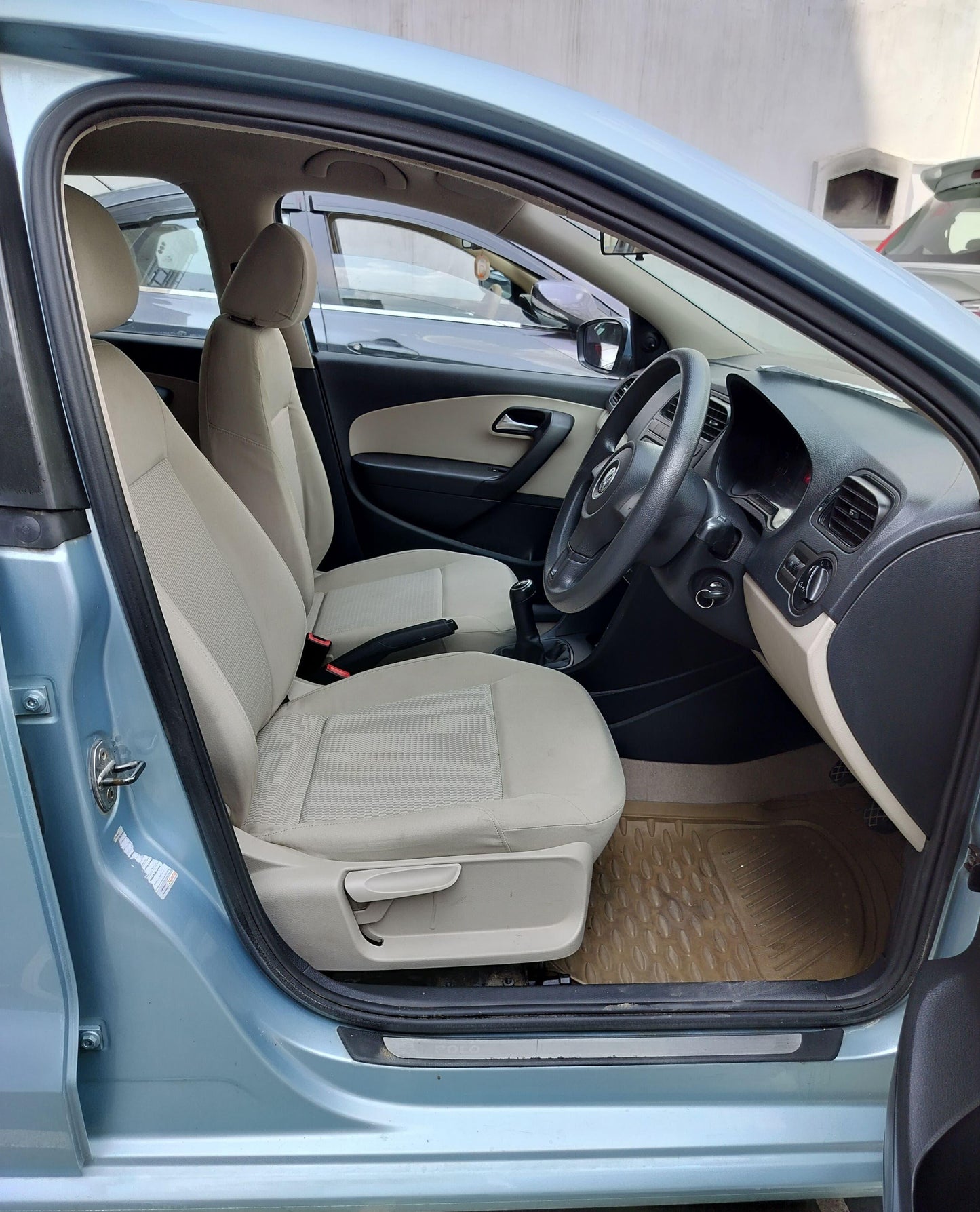 12,000 KMS VOLKSWAGEN POLO COMFORT LINE PETROL (2011)