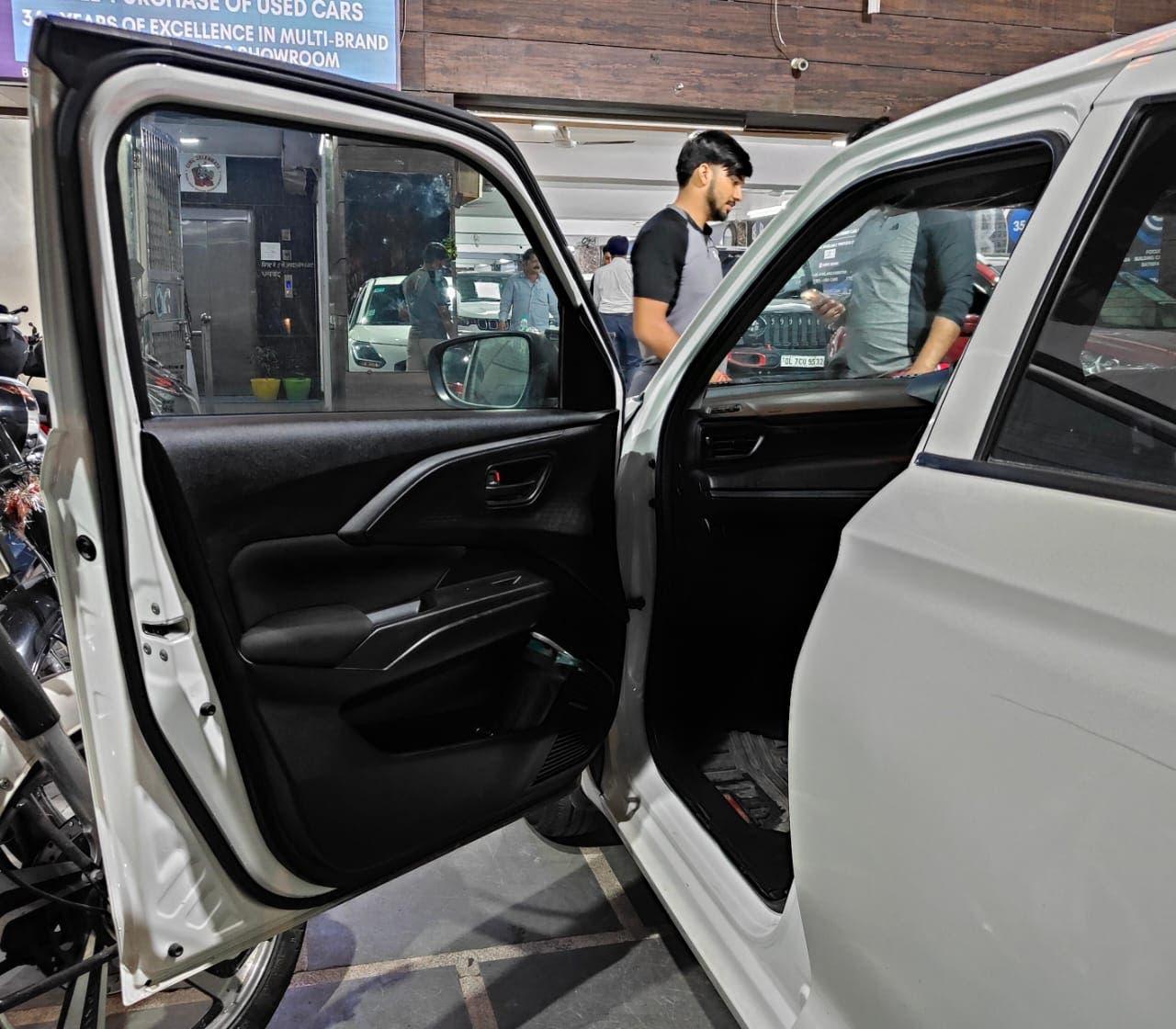 12,000 KMS MARUTI SWIFT LXI PETROL (2024)
