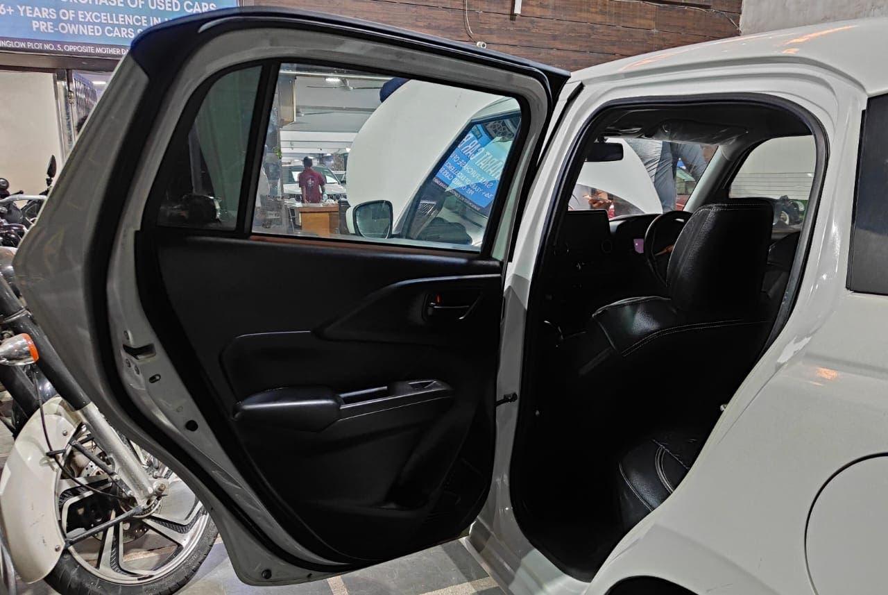 12,000 KMS MARUTI SWIFT LXI PETROL (2024)