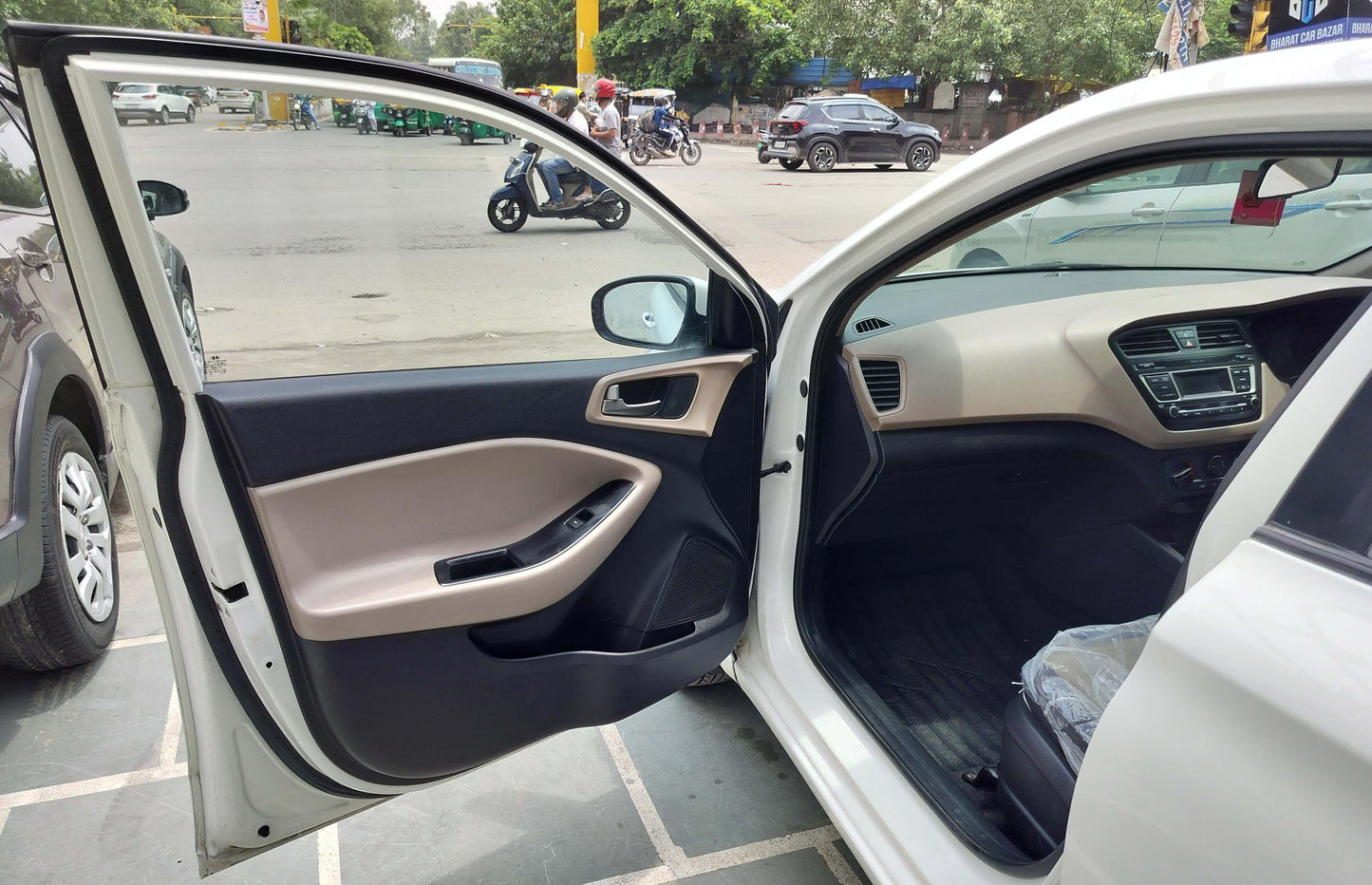 28,000 KMS HYUNDAI I20 MAGNA PETROL (2015)