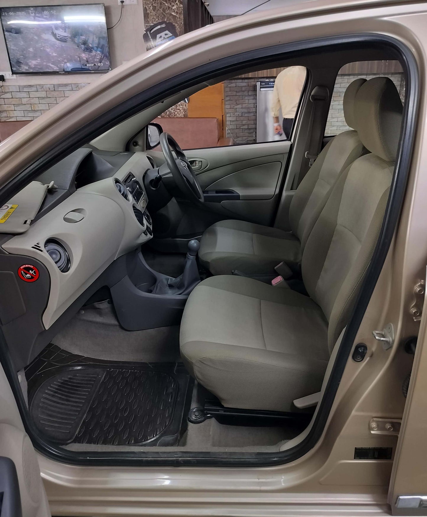 46,000 KMS TOYOTA ETIOS LIVA PETROL (2015)