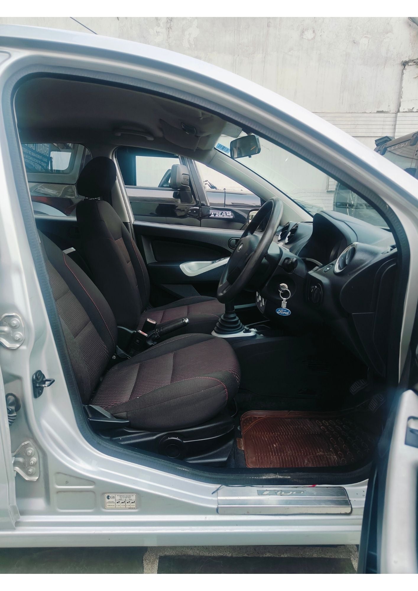 23,000 KMS FORD FIGO ZXI PETROL (2011)