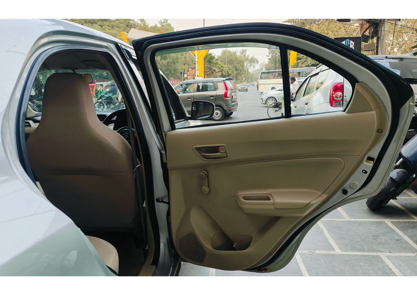 32,000 KMS MARUTI DZIRE LXI PETROL (2018)