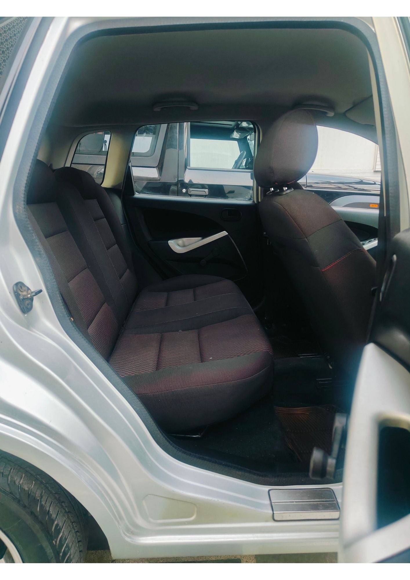 23,000 KMS FORD FIGO ZXI PETROL (2011)