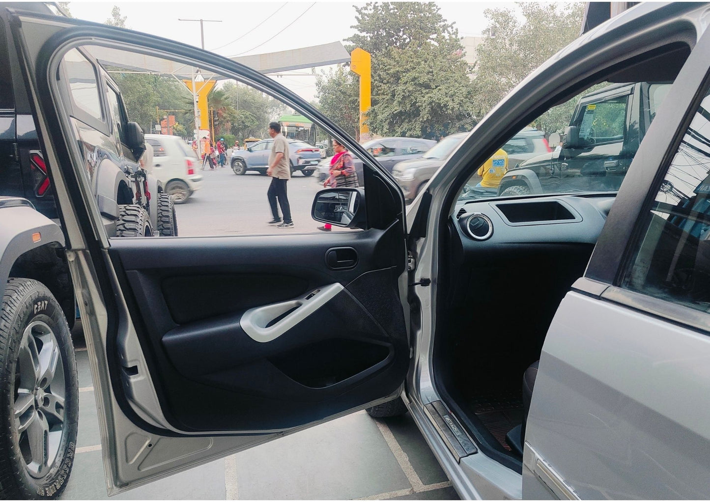 23,000 KMS FORD FIGO ZXI PETROL (2011)