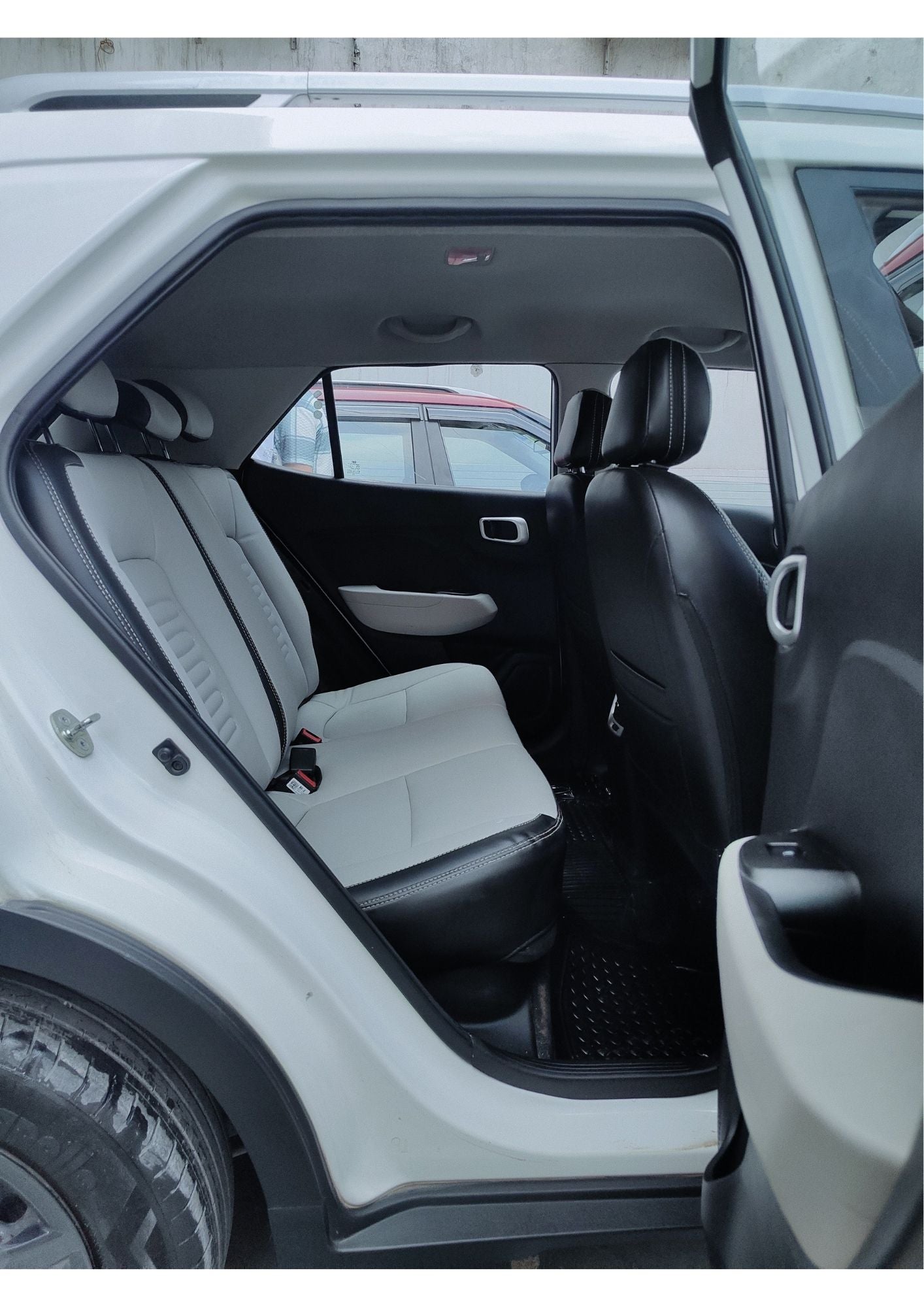 36,000 KMS HYUNDAI VENUE 1.2 KAPPA S MT PETROL (2023)
