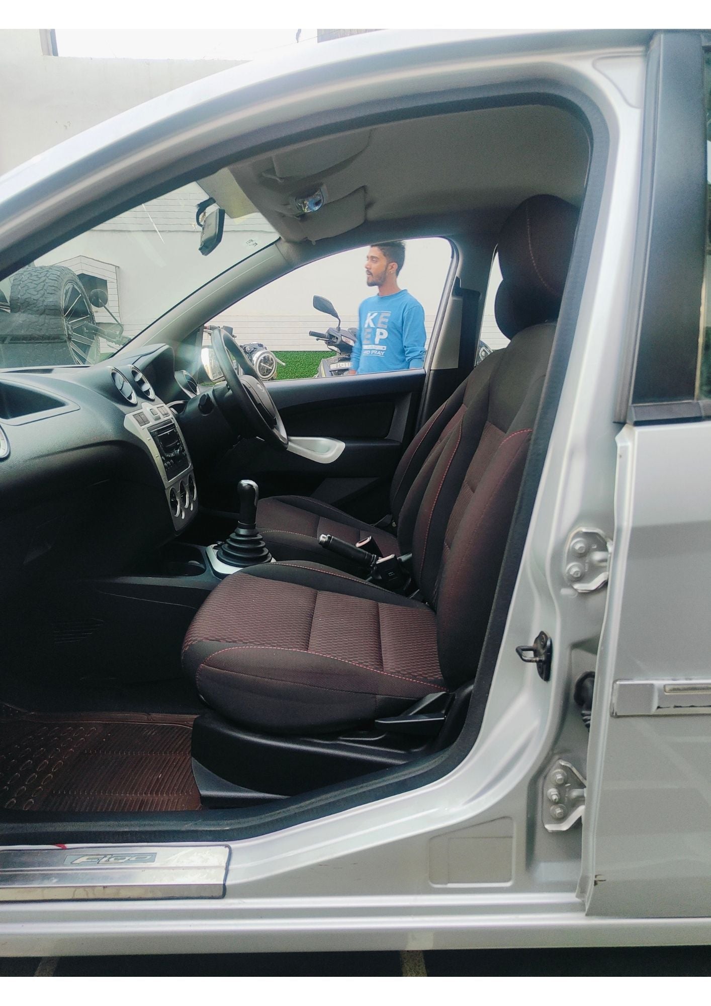 23,000 KMS FORD FIGO ZXI PETROL (2011)