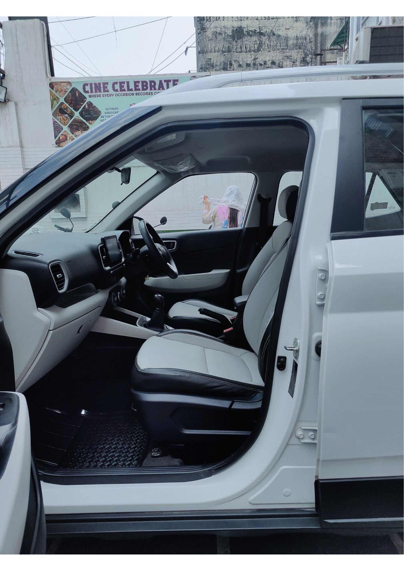 36,000 KMS HYUNDAI VENUE 1.2 KAPPA S MT PETROL (2023)