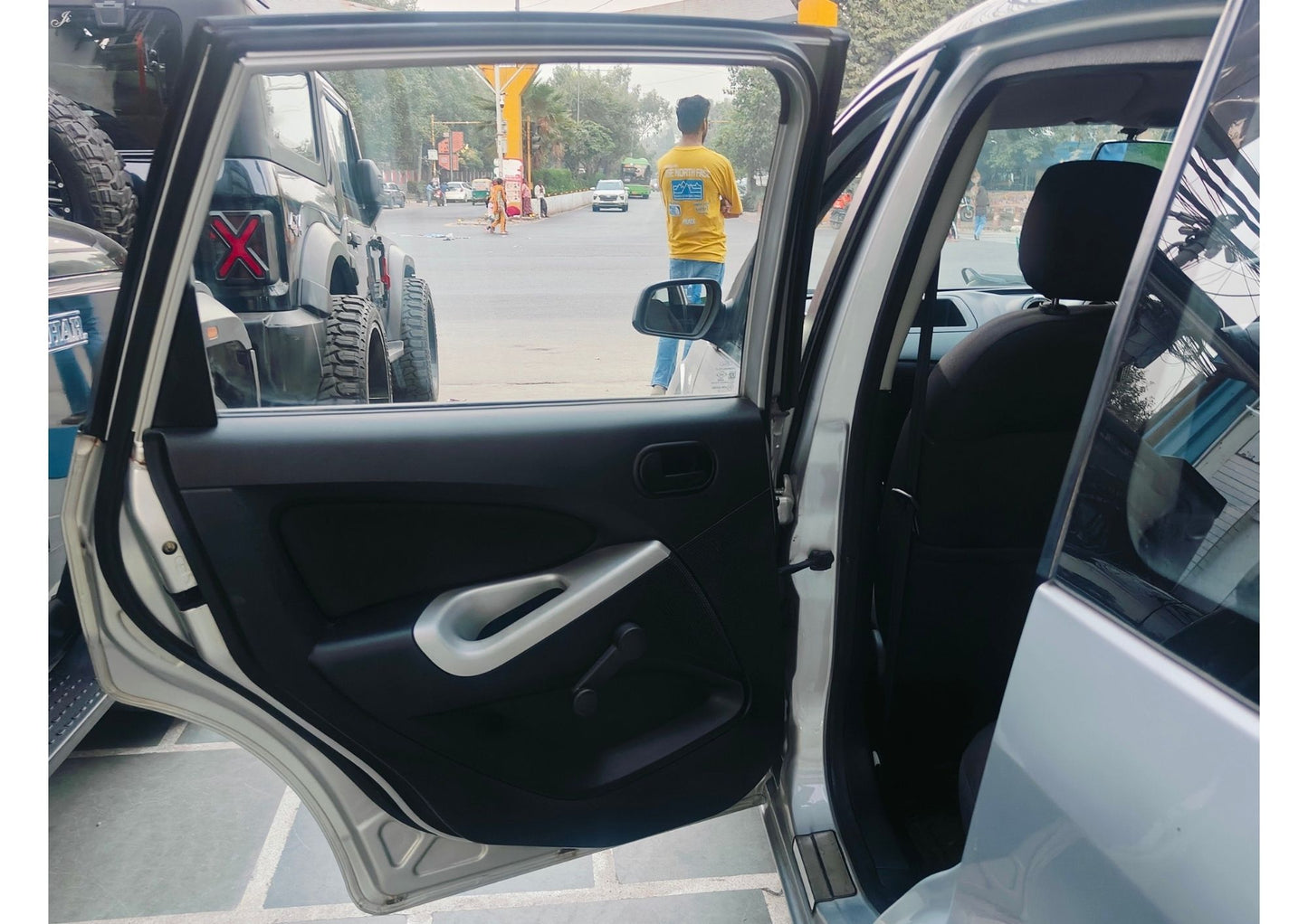 23,000 KMS FORD FIGO ZXI PETROL (2011)