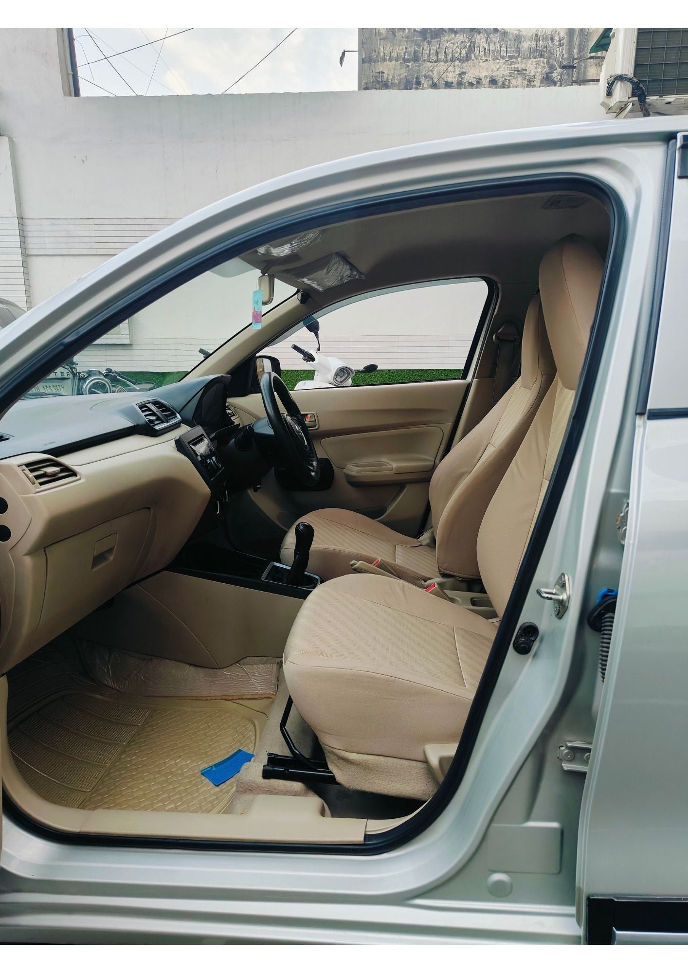 32,000 KMS MARUTI DZIRE LXI PETROL (2018)