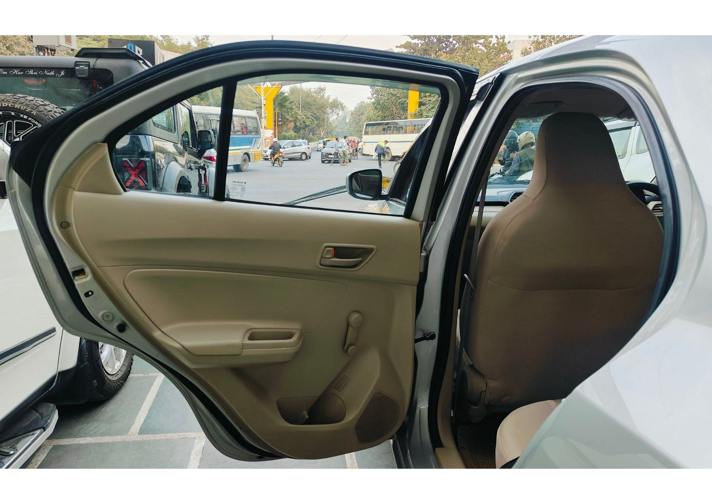 32,000 KMS MARUTI DZIRE LXI PETROL (2018)