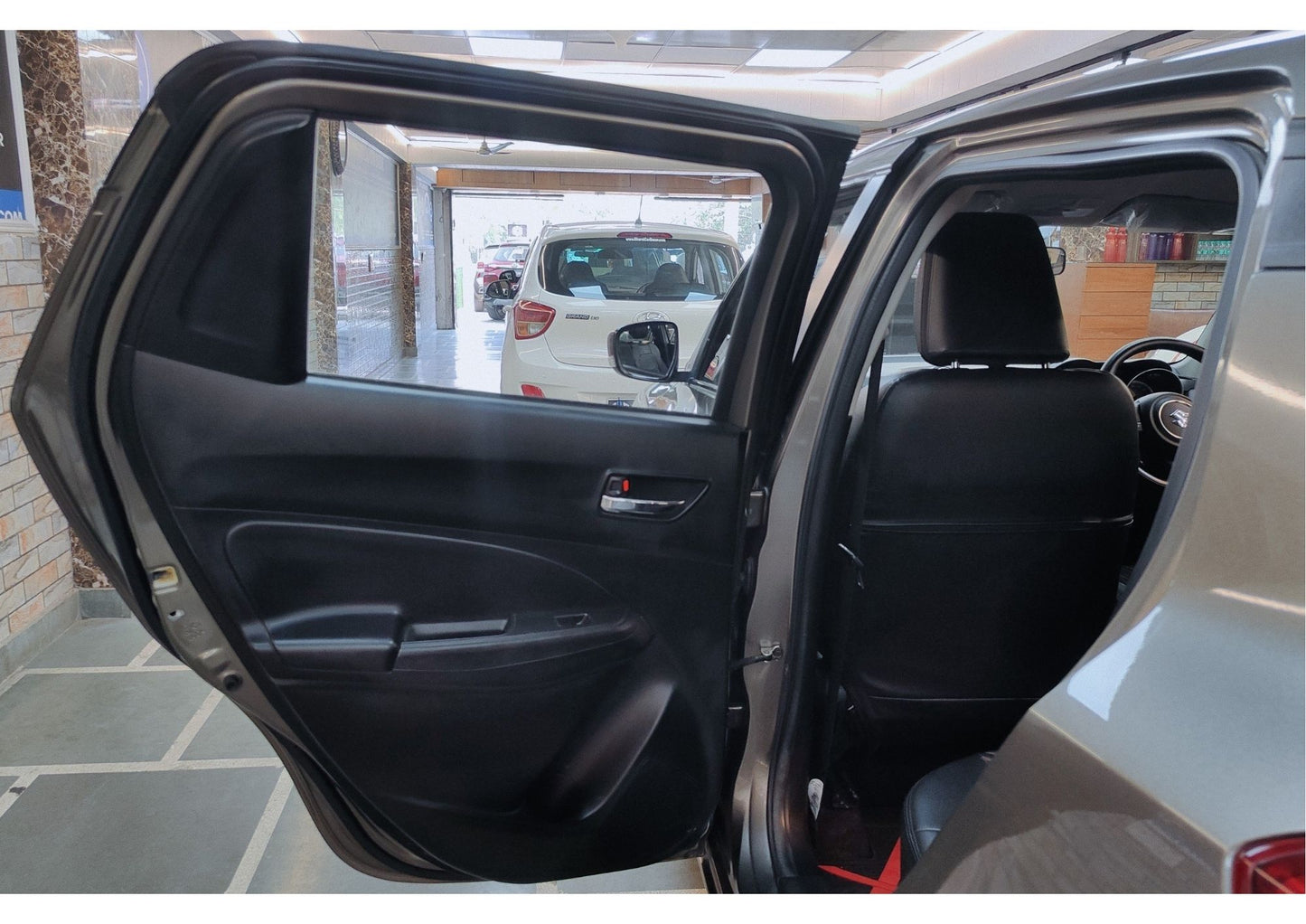 16,000 KMS MARUTI SWIFT AMT PETROL (2020)