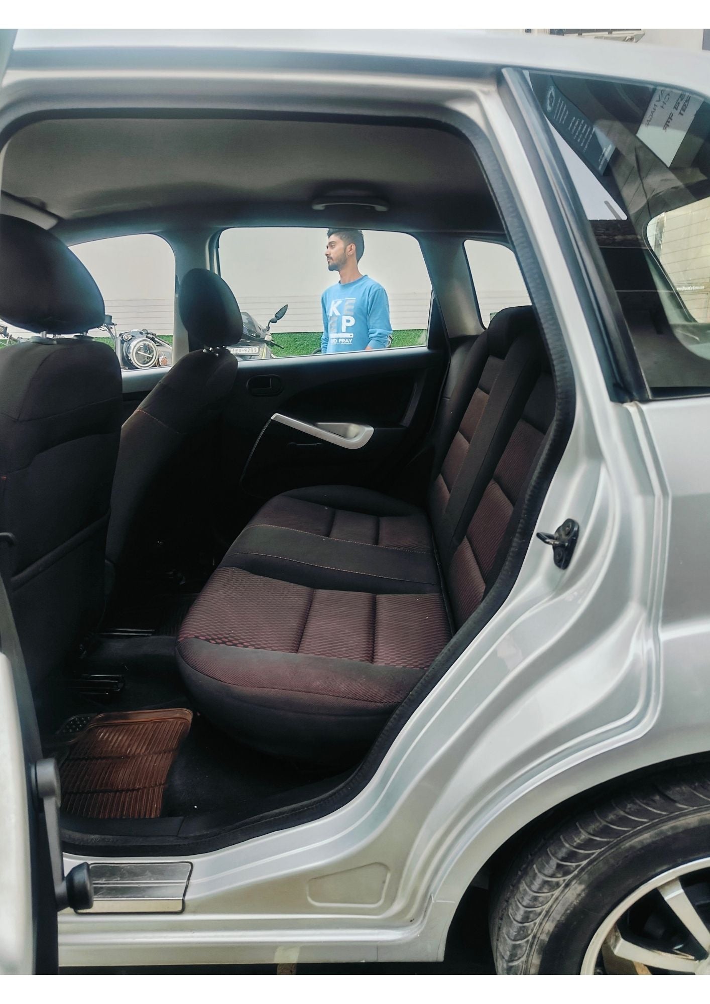 23,000 KMS FORD FIGO ZXI PETROL (2011)