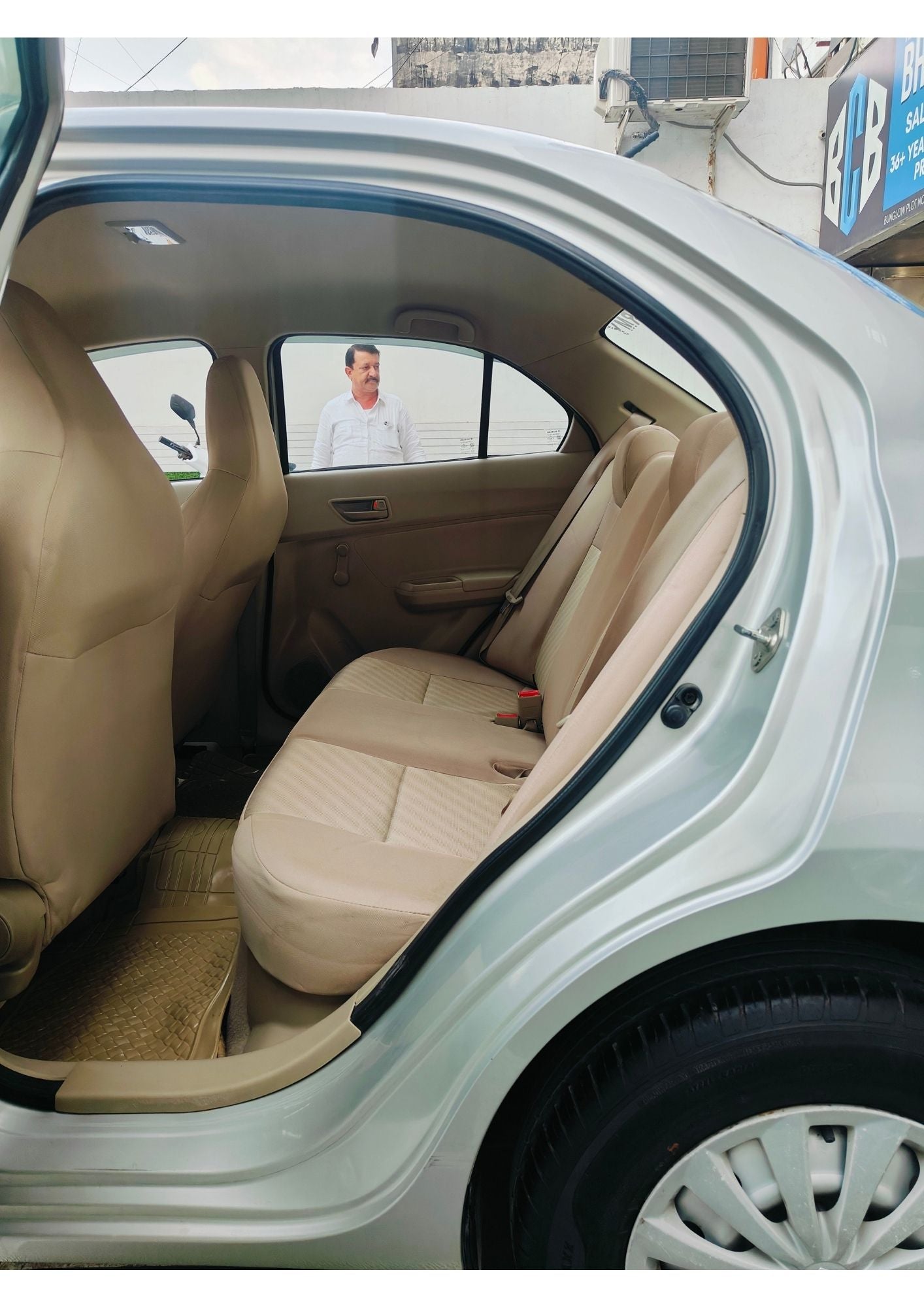 32,000 KMS MARUTI DZIRE LXI PETROL (2018)