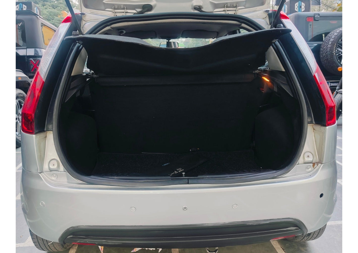 23,000 KMS FORD FIGO ZXI PETROL (2011)