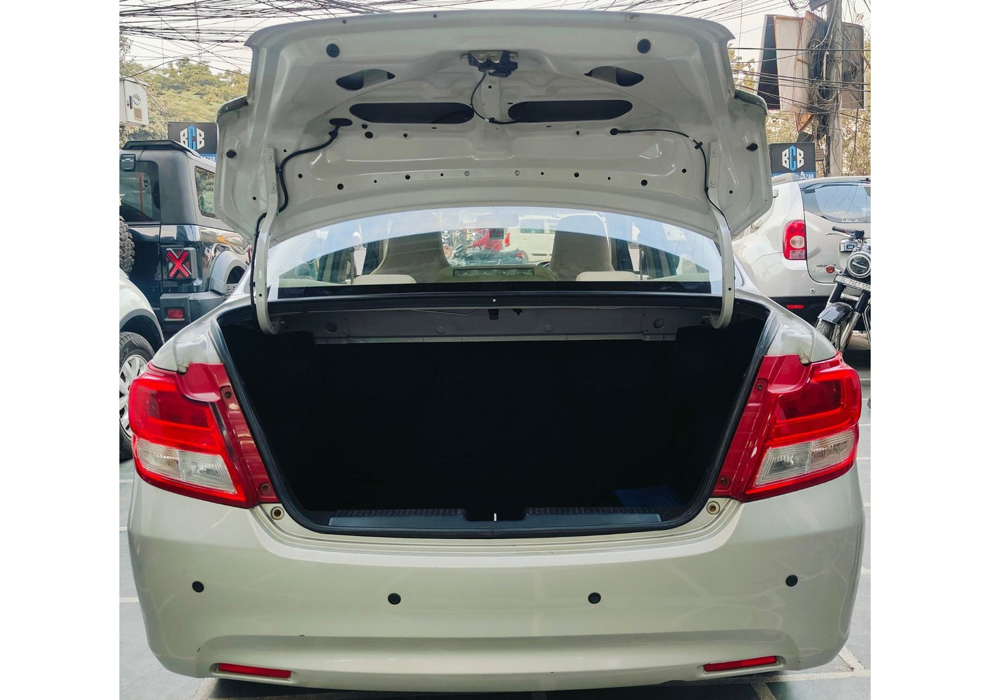 32,000 KMS MARUTI DZIRE LXI PETROL (2018)