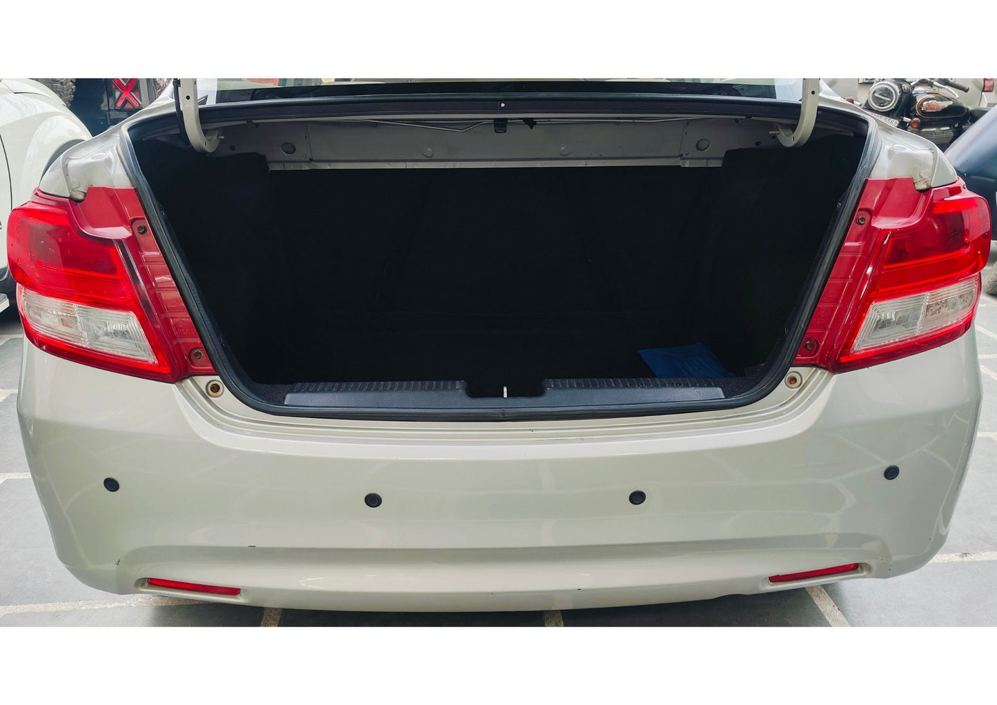 32,000 KMS MARUTI DZIRE LXI PETROL (2018)