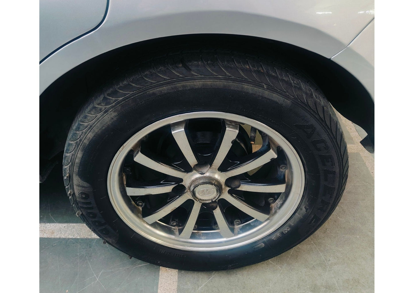 23,000 KMS FORD FIGO ZXI PETROL (2011)