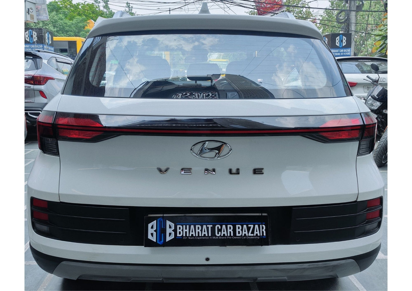 36,000 KMS HYUNDAI VENUE 1.2 KAPPA S MT PETROL (2023)