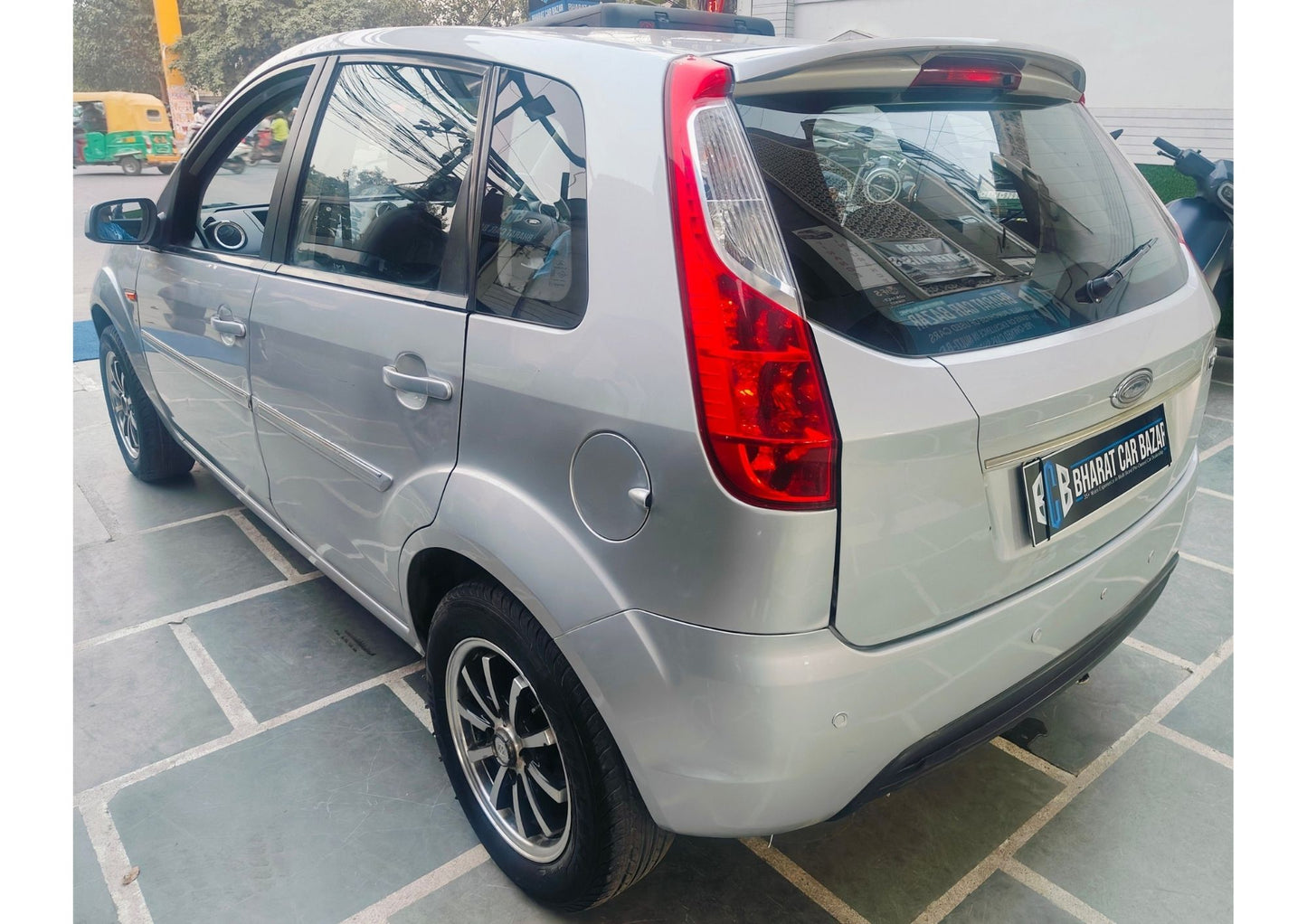 23,000 KMS FORD FIGO ZXI PETROL (2011)