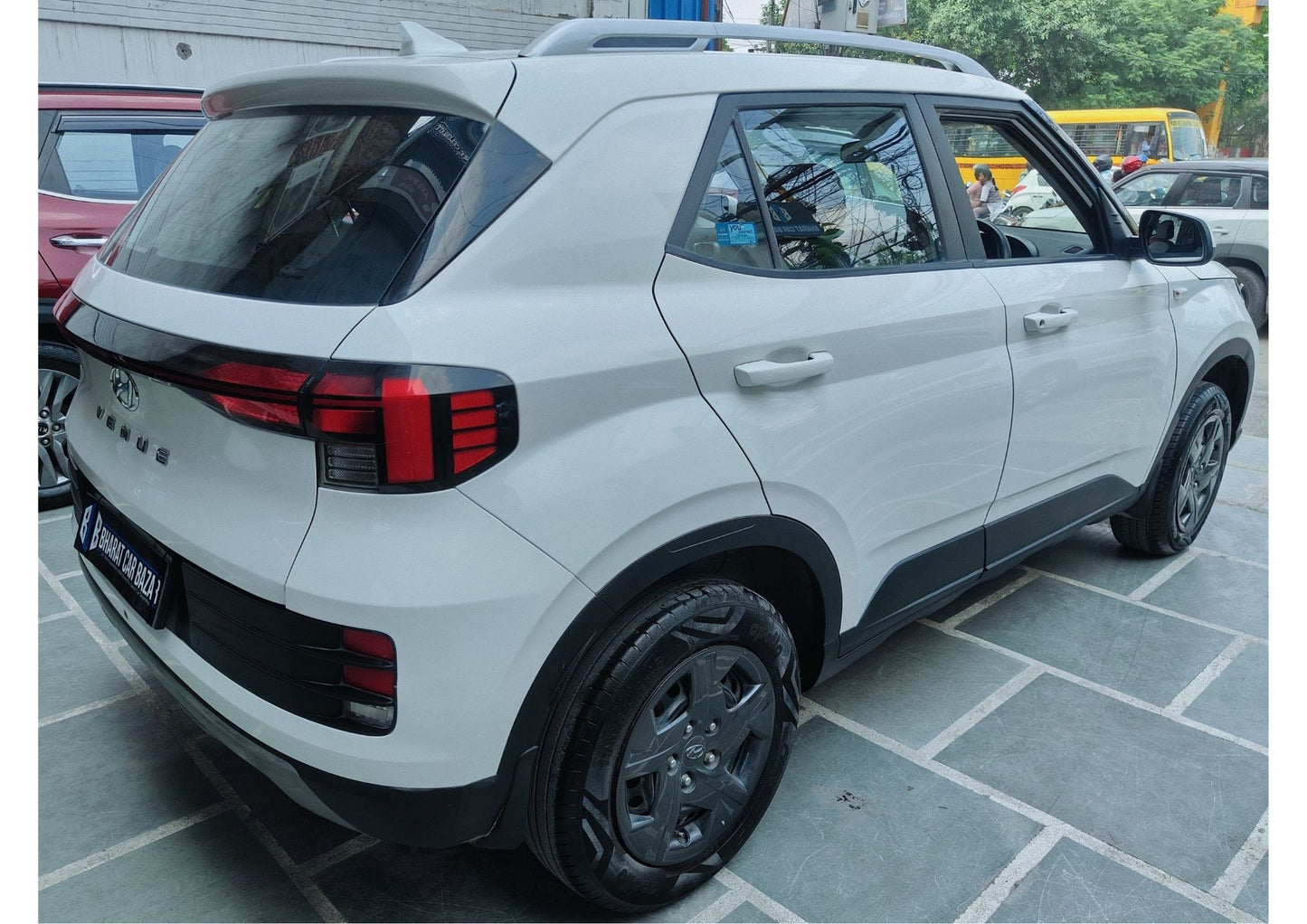 36,000 KMS HYUNDAI VENUE 1.2 KAPPA S MT PETROL (2023)