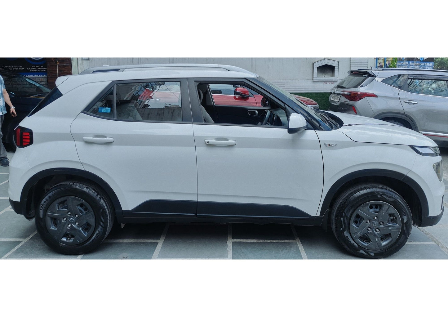 36,000 KMS HYUNDAI VENUE 1.2 KAPPA S MT PETROL (2023)