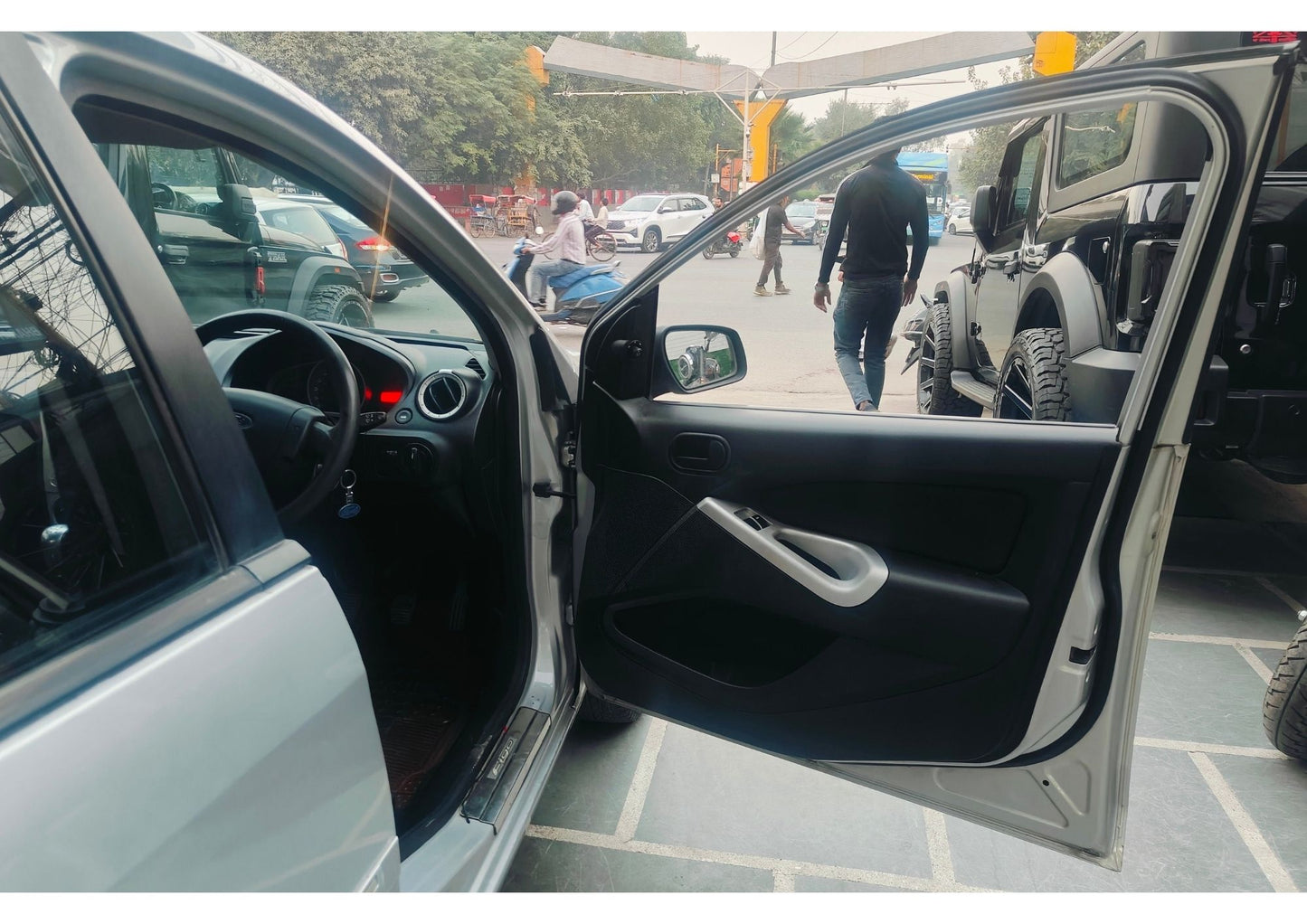 23,000 KMS FORD FIGO ZXI PETROL (2011)